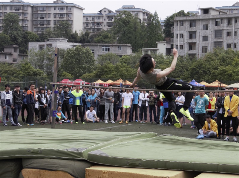 威尼斯886699运动代表团参加我校第三十八届运动会
