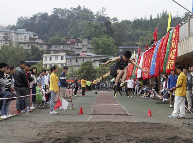威尼斯886699运动代表团参加我校第三十八届运动会