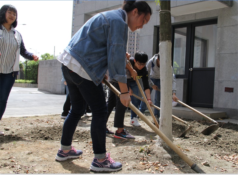 爱党在心  环保于行 ——威尼斯886699携手校园管理中心开展红色环保志愿者活动
